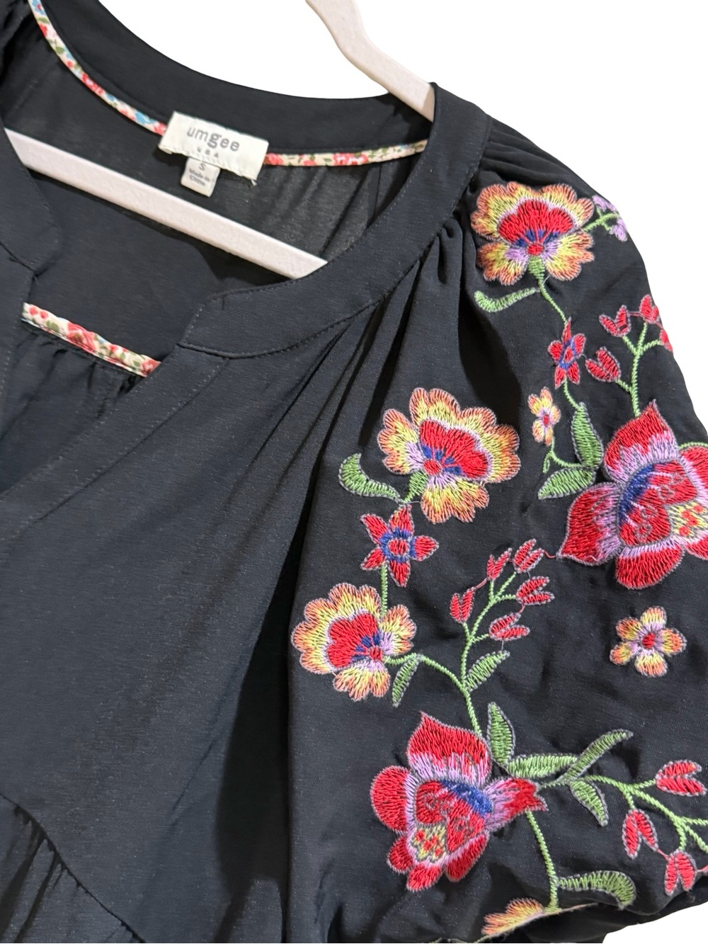 ✨ Umgee Black Dress with Floral Embroidered Puff Sleeves Size S - Picture 5 of 12